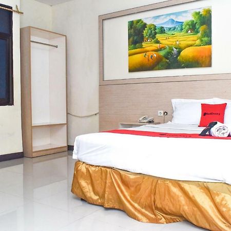 RedDoorz Plus near Sultan Hasanuddin Airport Makassar Exterior foto