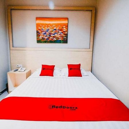 RedDoorz Plus near Sultan Hasanuddin Airport Makassar Exterior foto