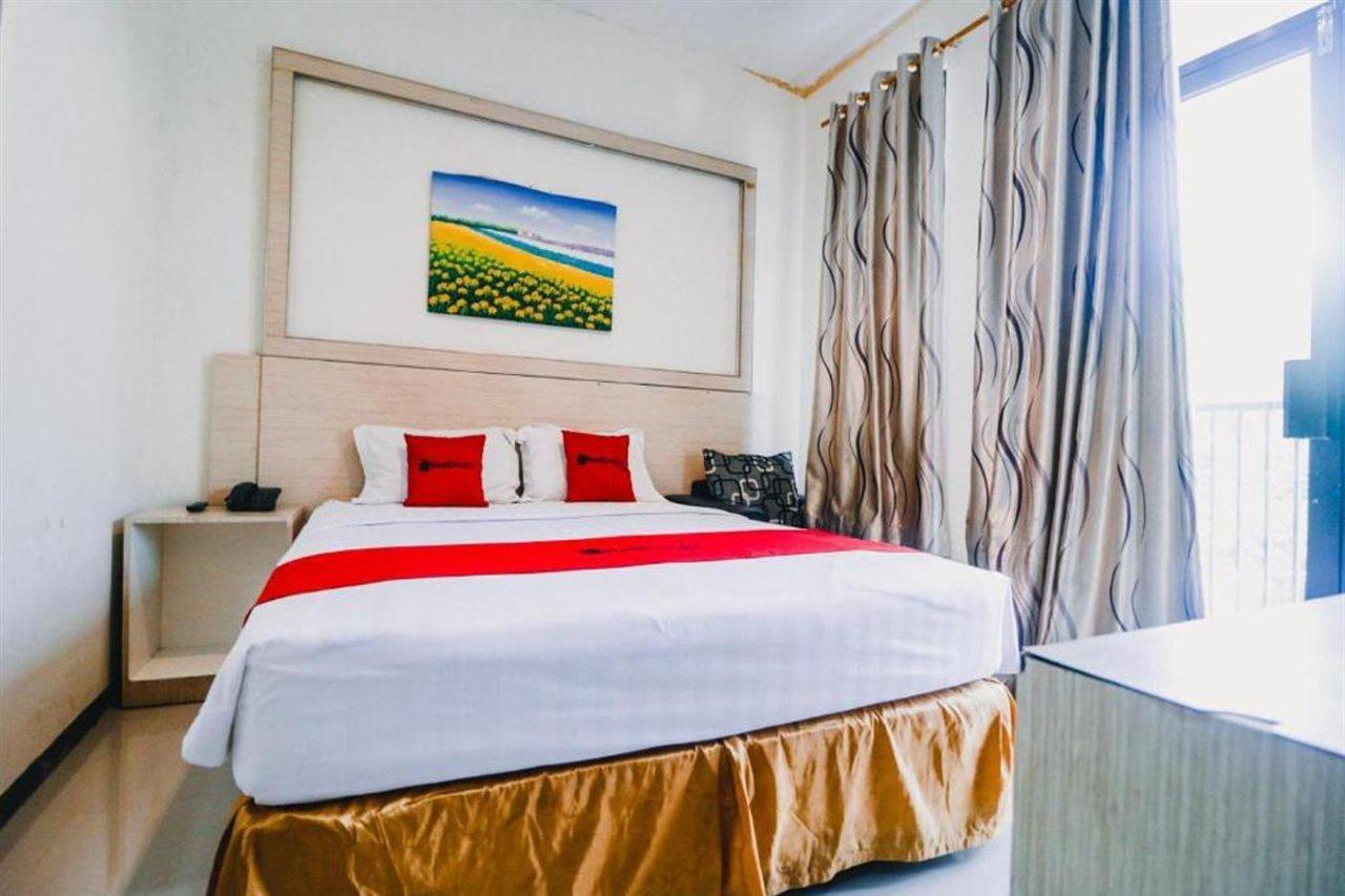 RedDoorz Plus near Sultan Hasanuddin Airport Makassar Exterior foto