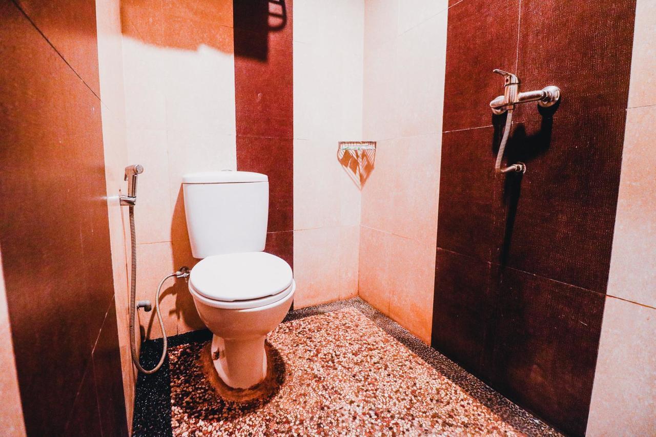 RedDoorz Plus near Sultan Hasanuddin Airport Makassar Exterior foto