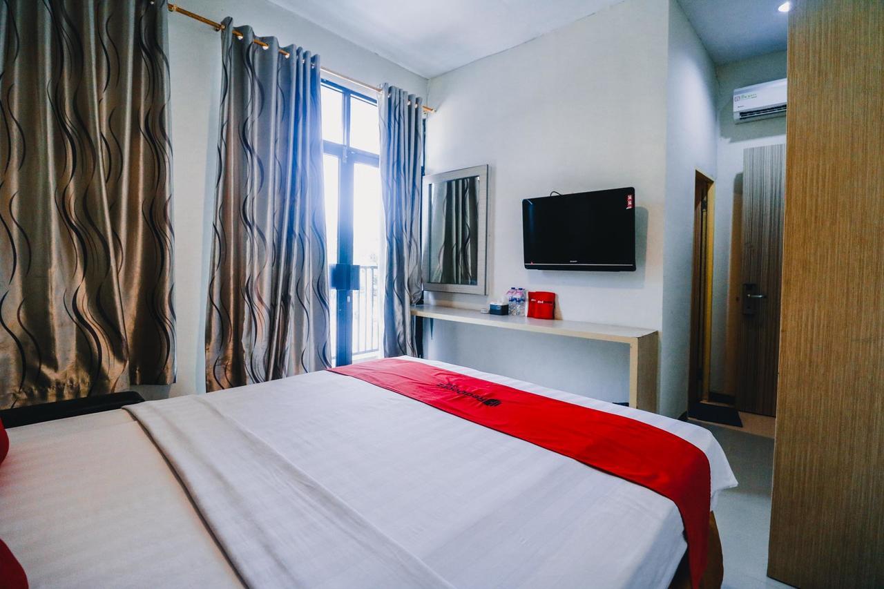 RedDoorz Plus near Sultan Hasanuddin Airport Makassar Exterior foto