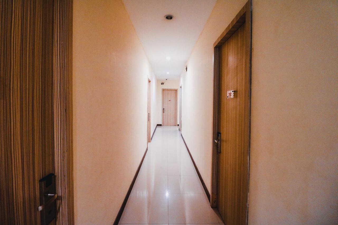 RedDoorz Plus near Sultan Hasanuddin Airport Makassar Exterior foto