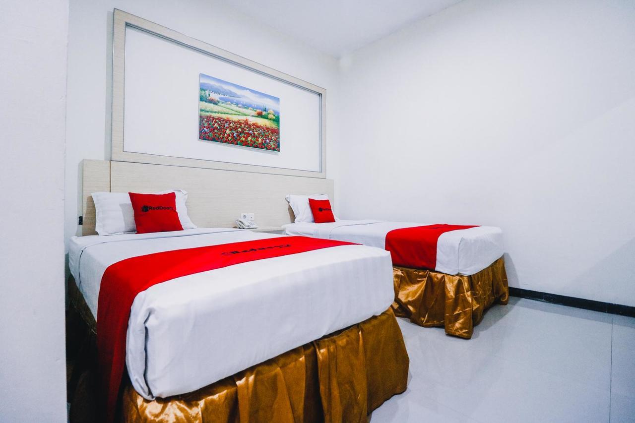 RedDoorz Plus near Sultan Hasanuddin Airport Makassar Exterior foto