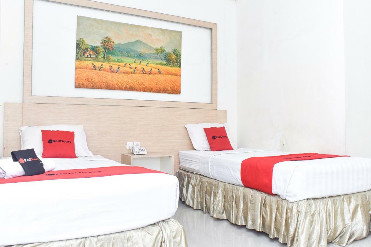 RedDoorz Plus near Sultan Hasanuddin Airport Makassar Exterior foto