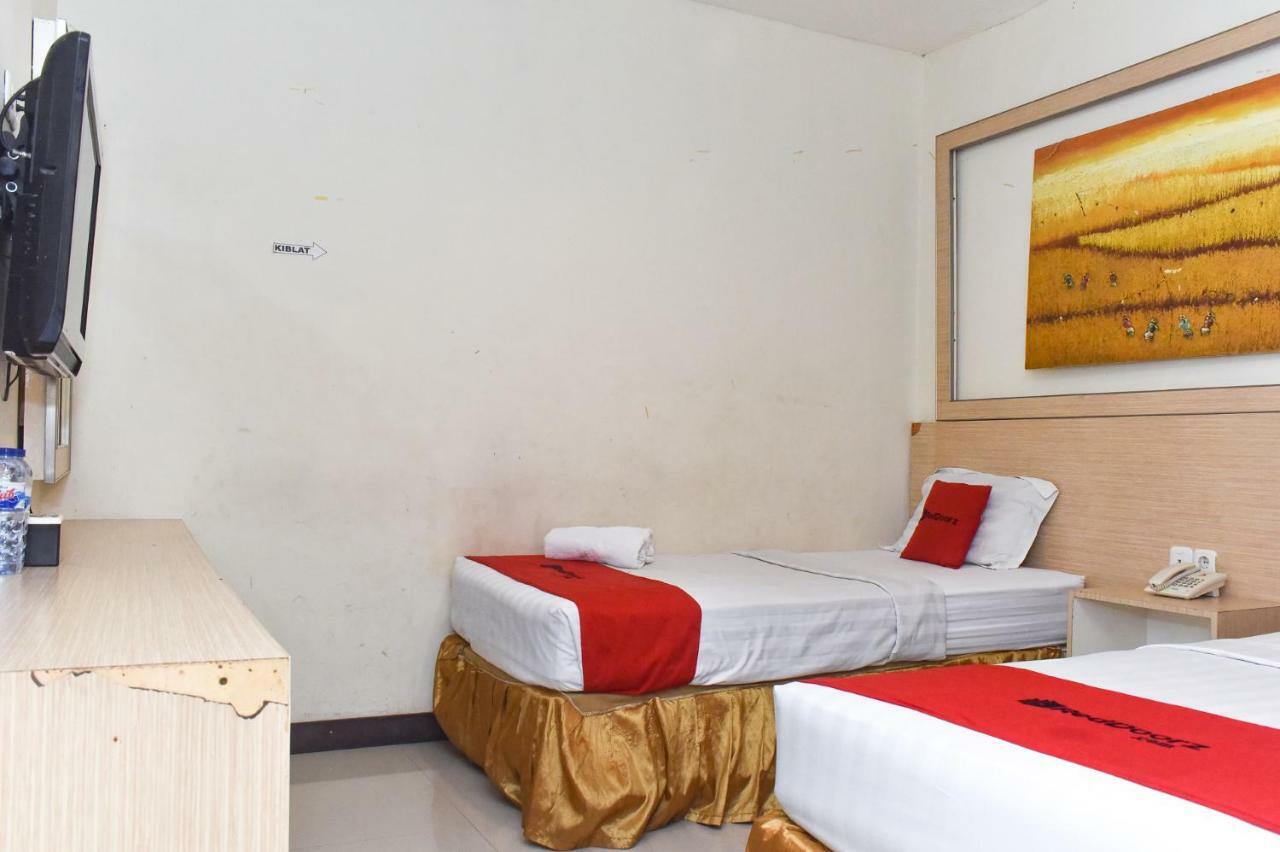 RedDoorz Plus near Sultan Hasanuddin Airport Makassar Exterior foto