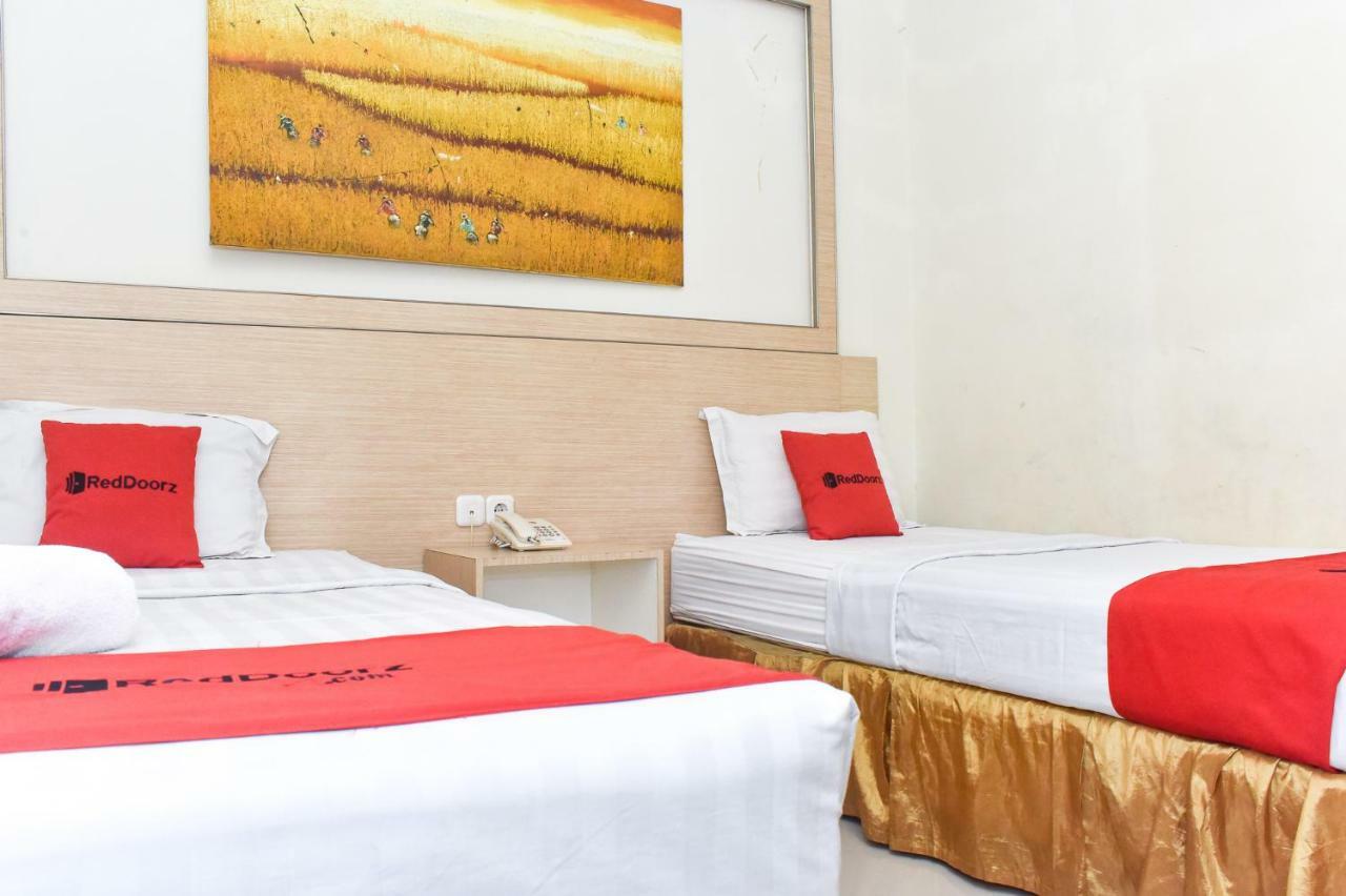 RedDoorz Plus near Sultan Hasanuddin Airport Makassar Exterior foto