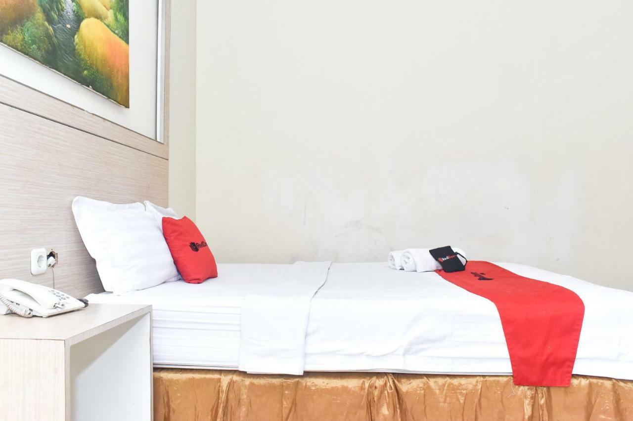 RedDoorz Plus near Sultan Hasanuddin Airport Makassar Exterior foto