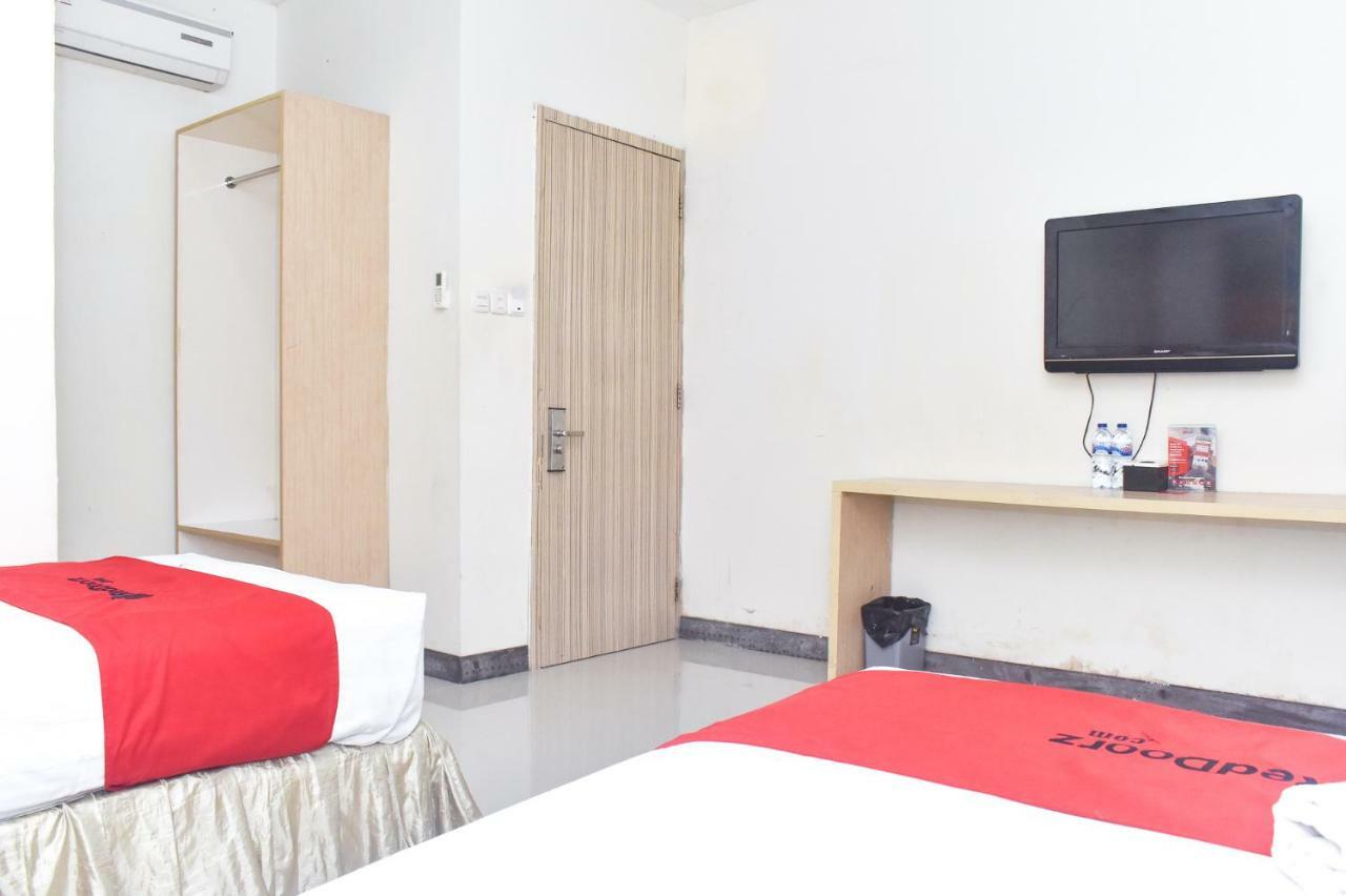 RedDoorz Plus near Sultan Hasanuddin Airport Makassar Exterior foto