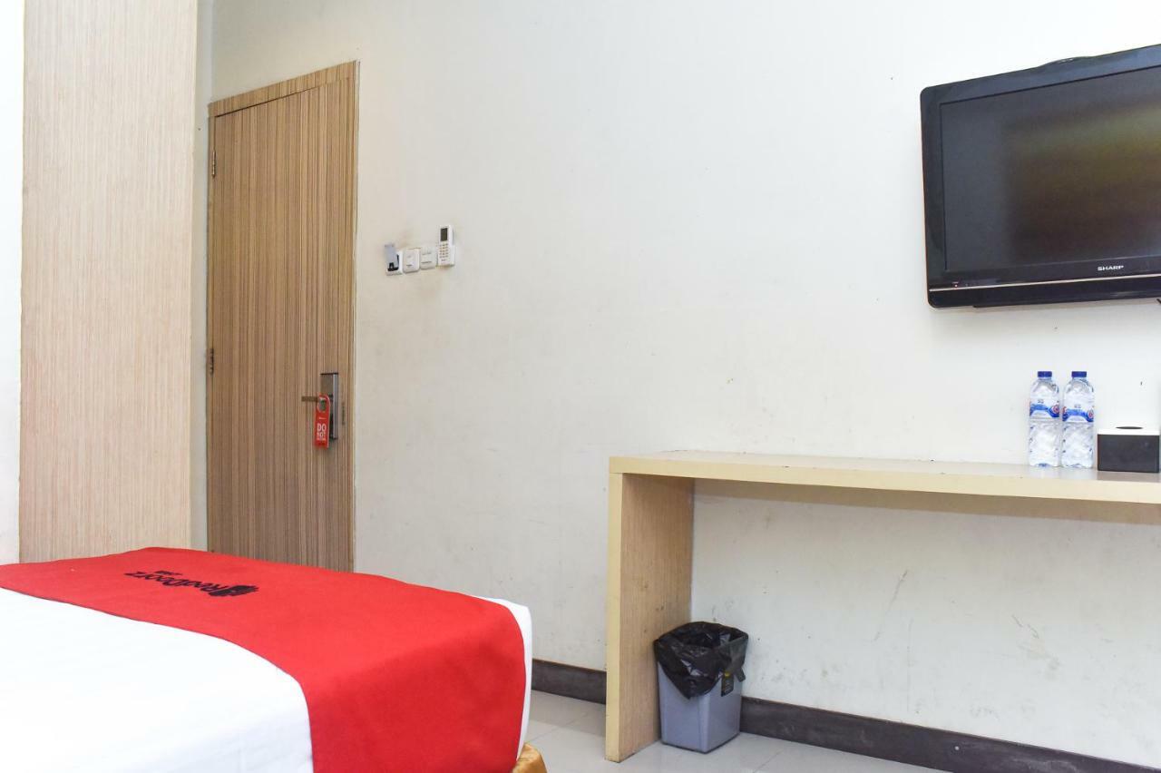 RedDoorz Plus near Sultan Hasanuddin Airport Makassar Exterior foto