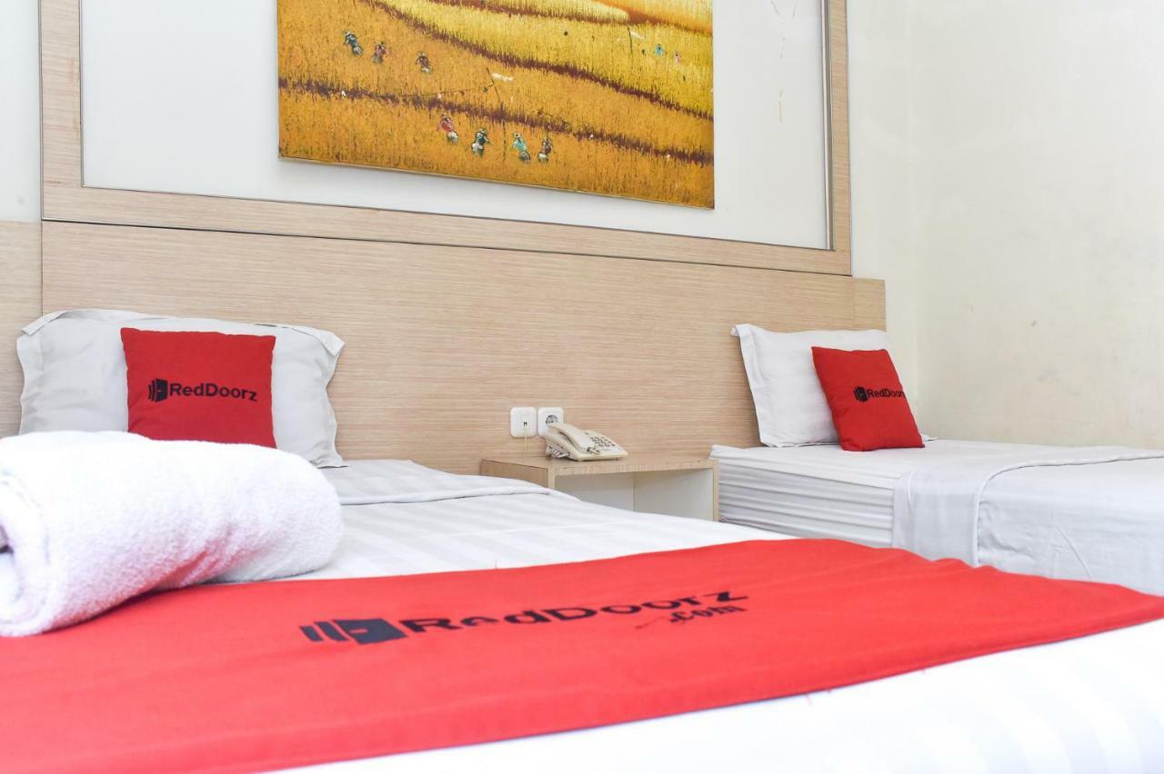 RedDoorz Plus near Sultan Hasanuddin Airport Makassar Exterior foto