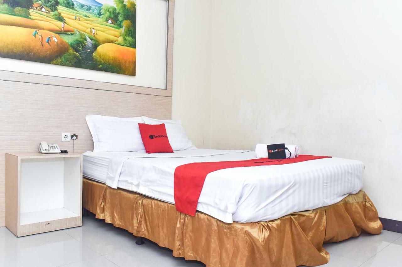 RedDoorz Plus near Sultan Hasanuddin Airport Makassar Exterior foto