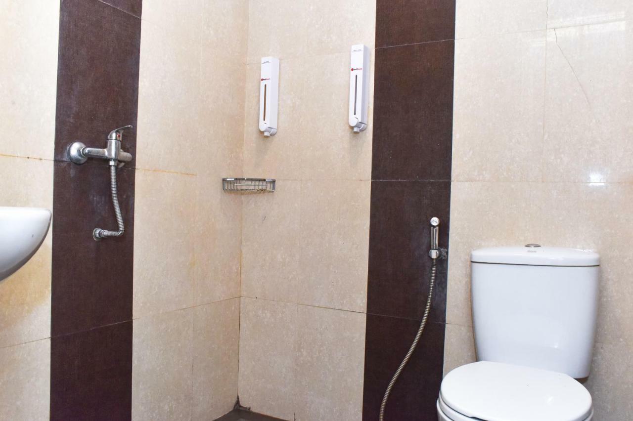 RedDoorz Plus near Sultan Hasanuddin Airport Makassar Exterior foto