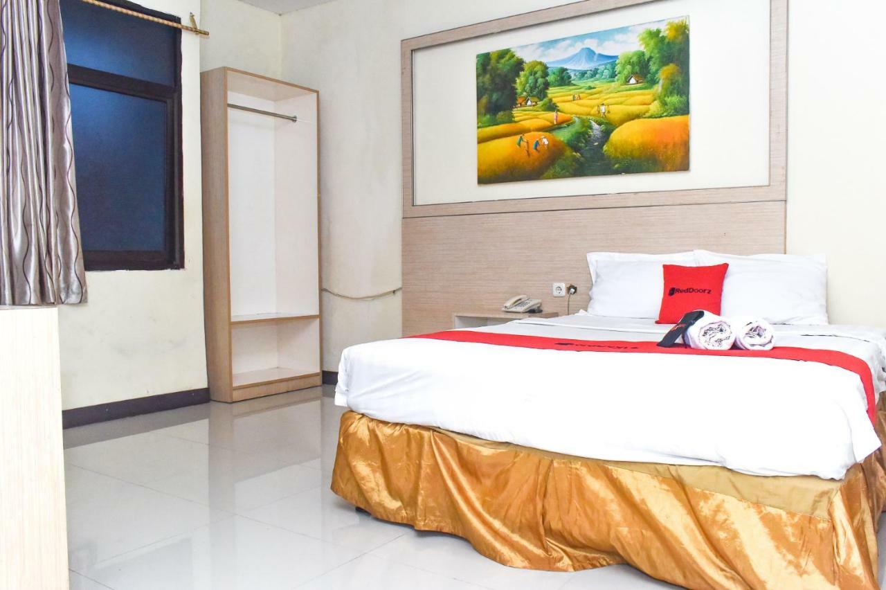 RedDoorz Plus near Sultan Hasanuddin Airport Makassar Exterior foto