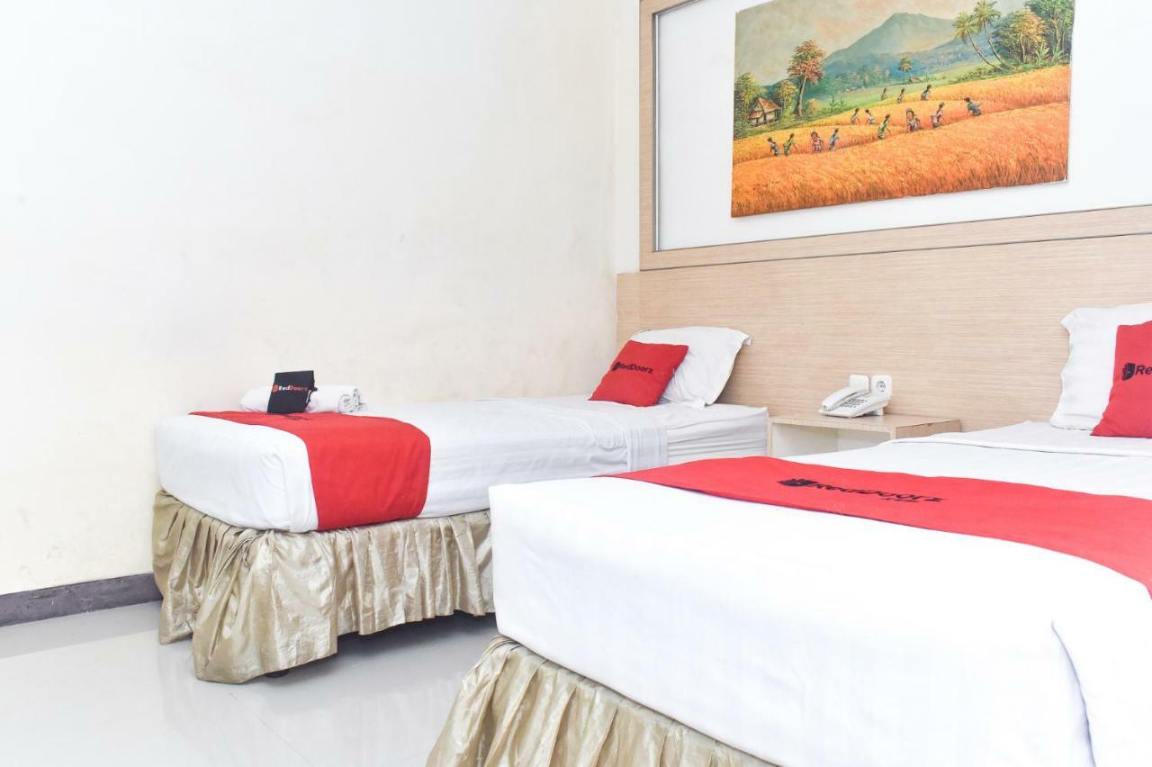 RedDoorz Plus near Sultan Hasanuddin Airport Makassar Exterior foto