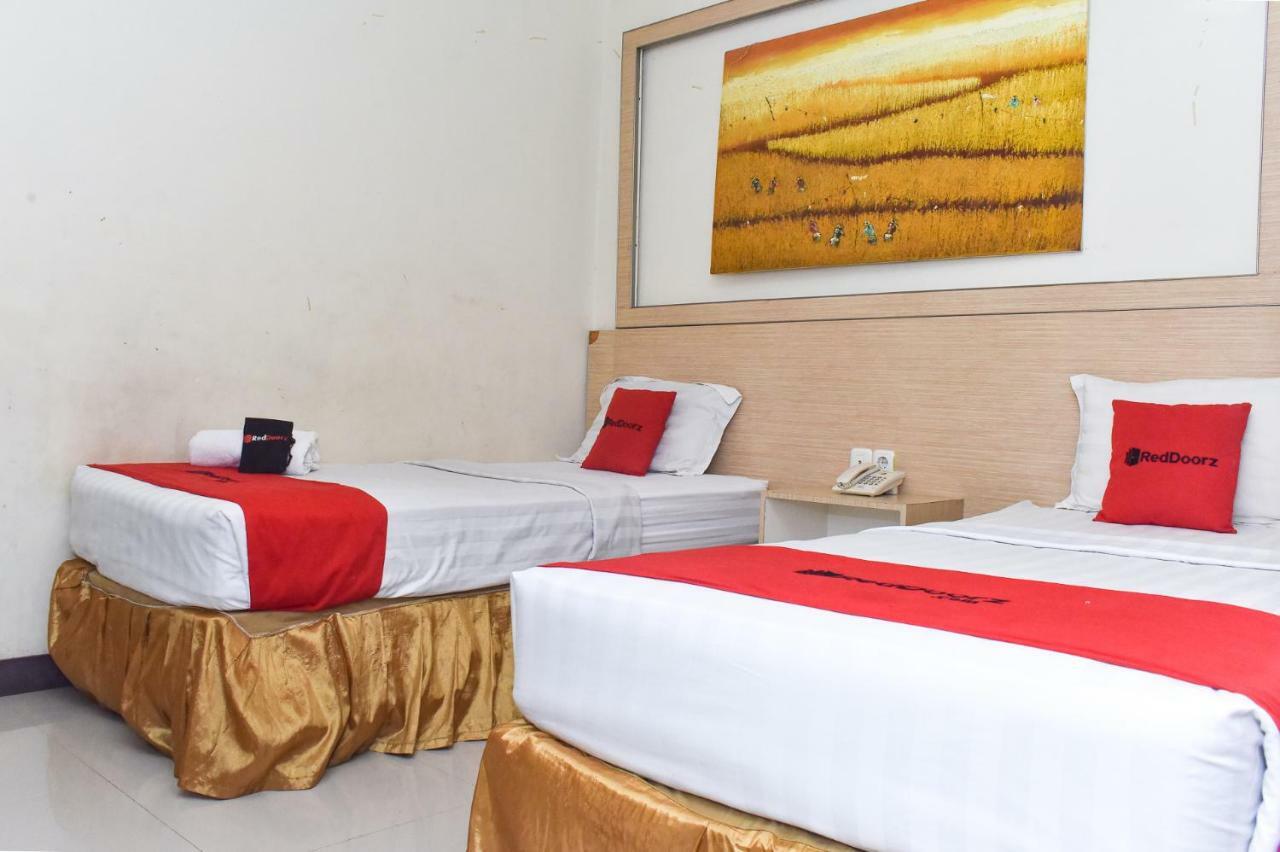 RedDoorz Plus near Sultan Hasanuddin Airport Makassar Exterior foto