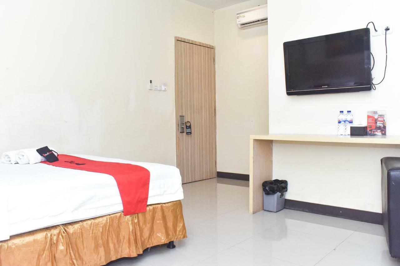 RedDoorz Plus near Sultan Hasanuddin Airport Makassar Exterior foto