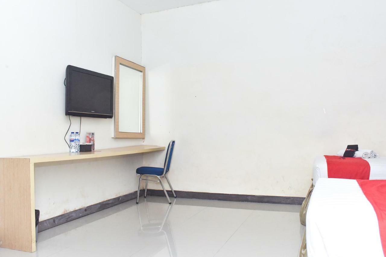 RedDoorz Plus near Sultan Hasanuddin Airport Makassar Exterior foto