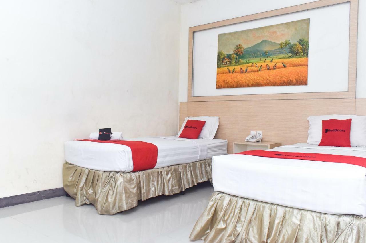 RedDoorz Plus near Sultan Hasanuddin Airport Makassar Exterior foto