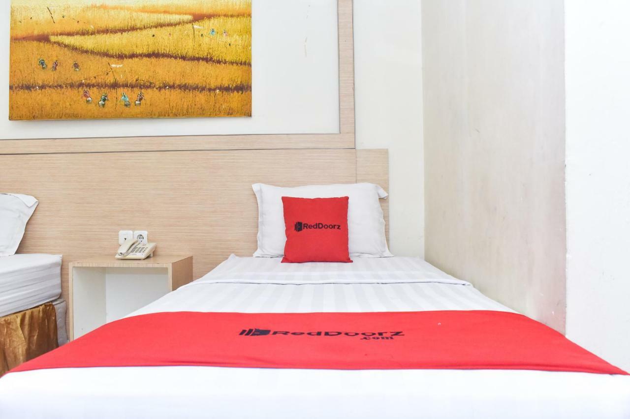 RedDoorz Plus near Sultan Hasanuddin Airport Makassar Exterior foto