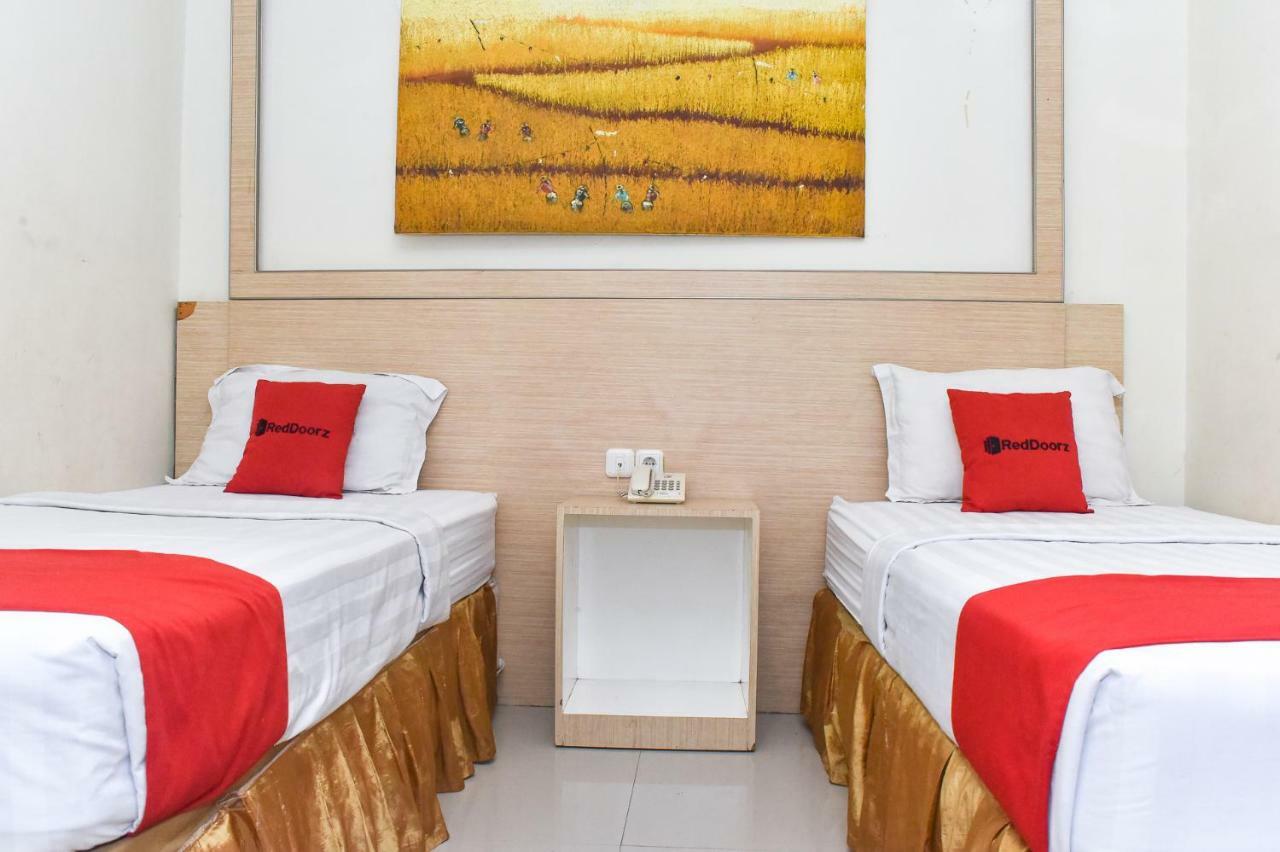 RedDoorz Plus near Sultan Hasanuddin Airport Makassar Exterior foto