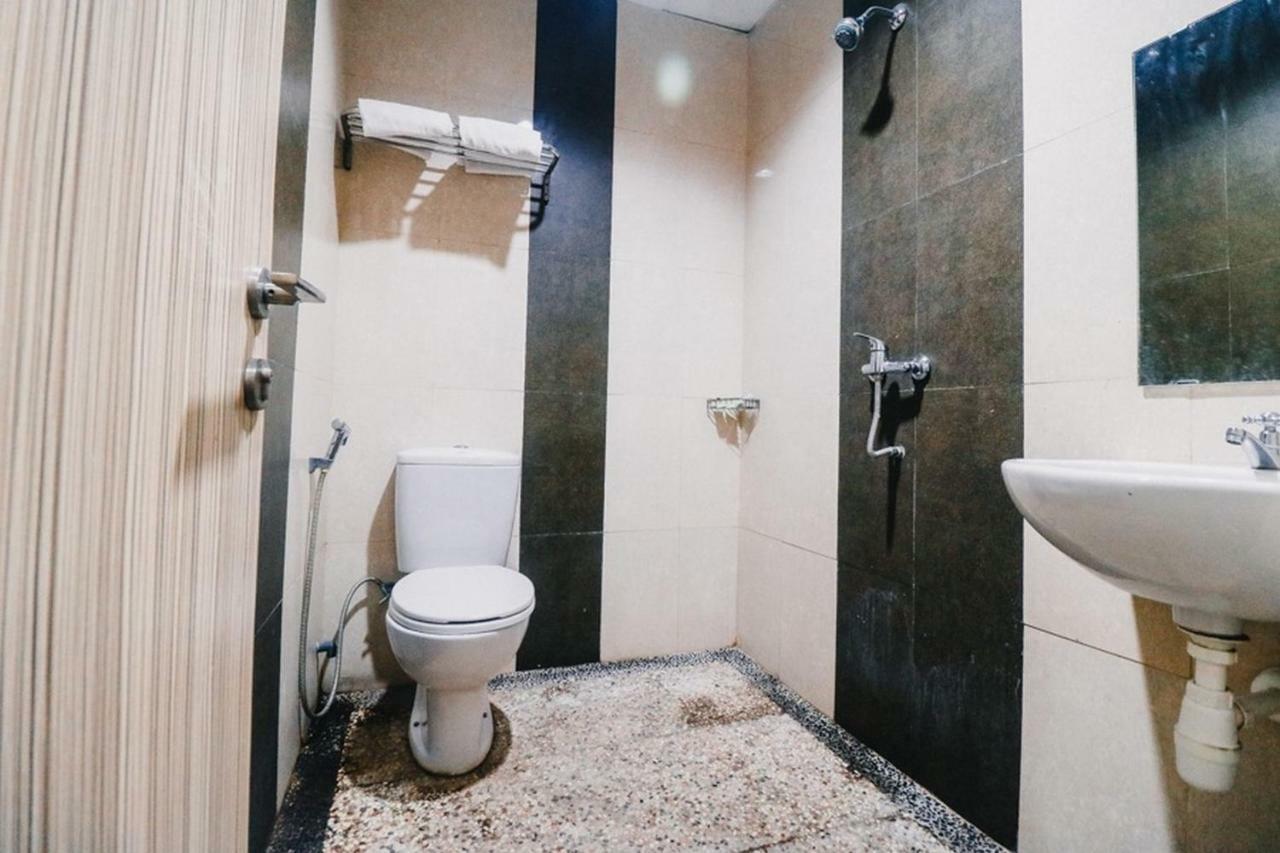 RedDoorz Plus near Sultan Hasanuddin Airport Makassar Exterior foto