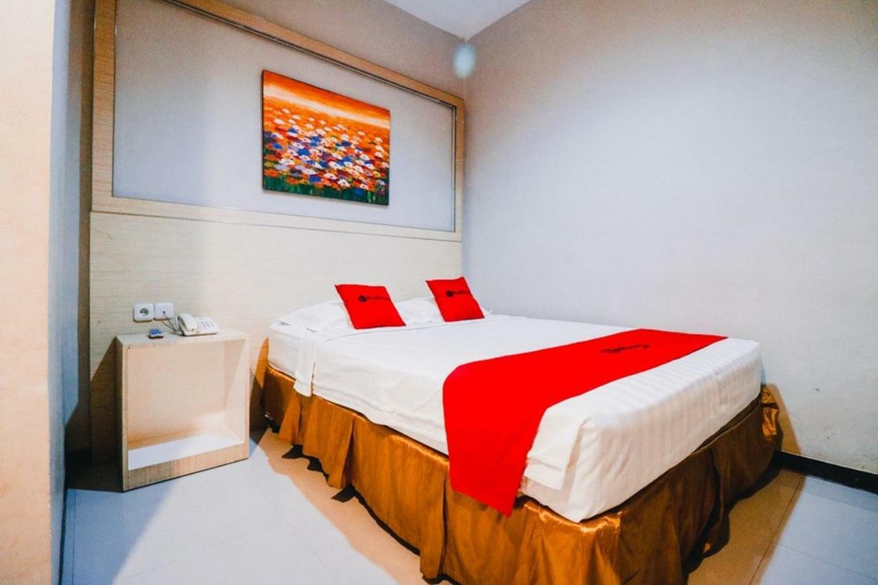 RedDoorz Plus near Sultan Hasanuddin Airport Makassar Exterior foto