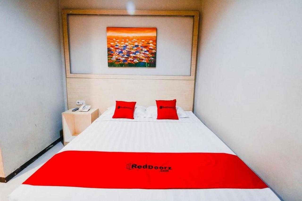 RedDoorz Plus near Sultan Hasanuddin Airport Makassar Exterior foto