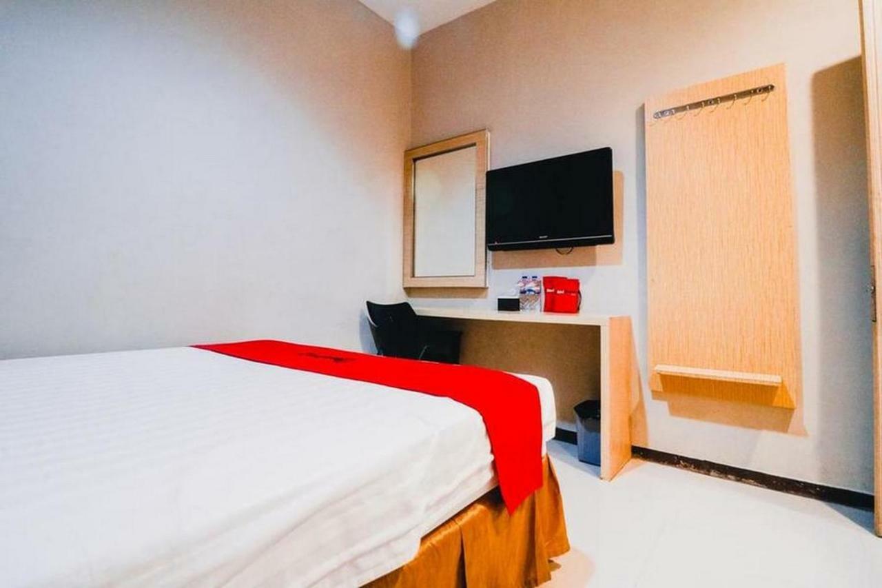 RedDoorz Plus near Sultan Hasanuddin Airport Makassar Exterior foto