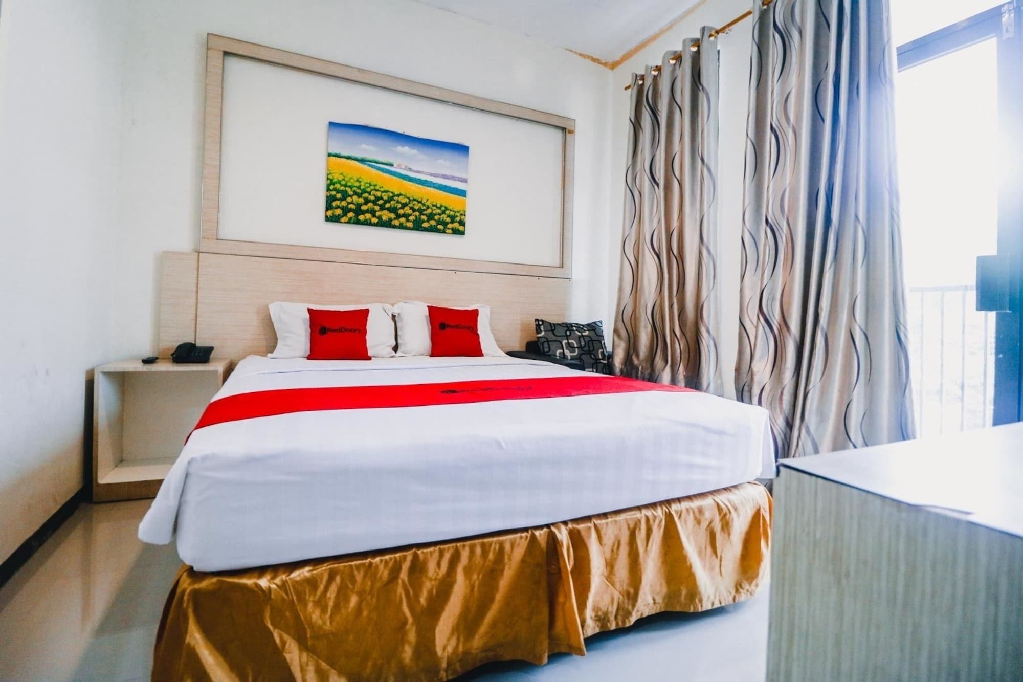 RedDoorz Plus near Sultan Hasanuddin Airport Makassar Exterior foto