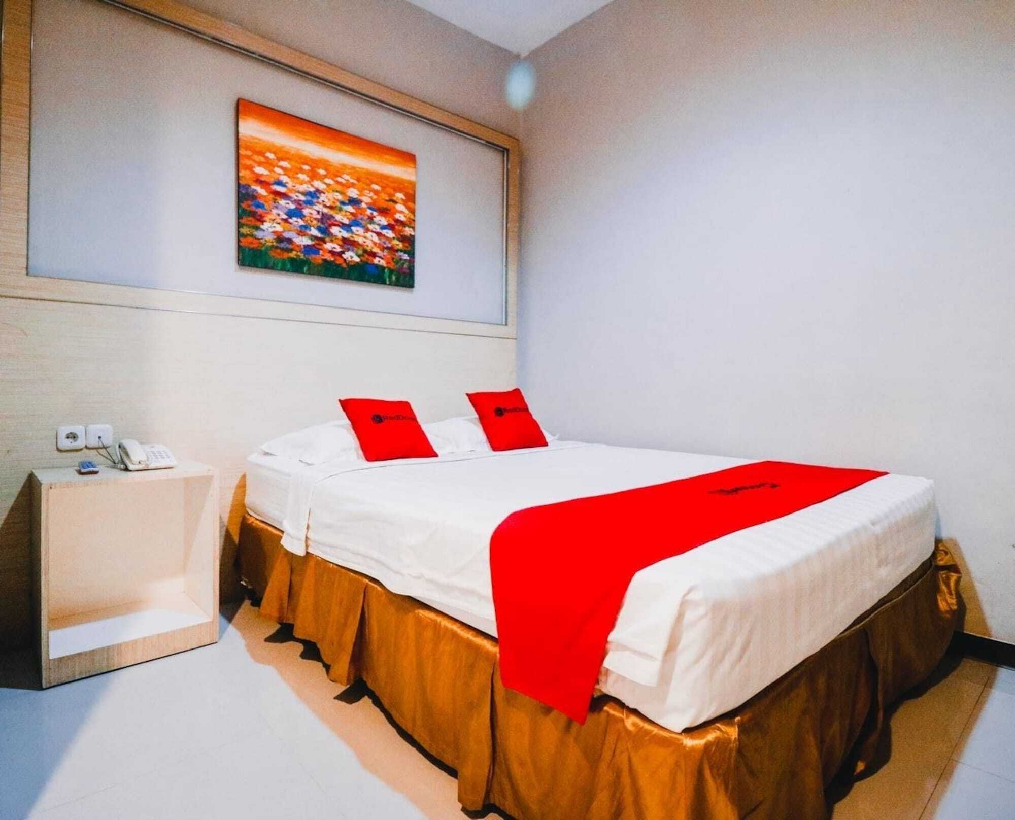 RedDoorz Plus near Sultan Hasanuddin Airport Makassar Exterior foto